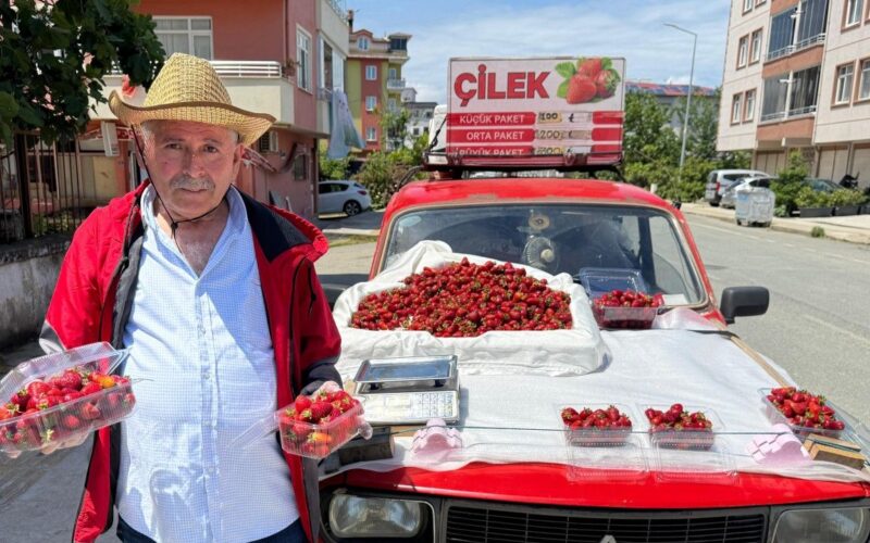 ‘Çilek’ ismini verdiği otomobili ile her gün kilometrelerce yol gidiyor