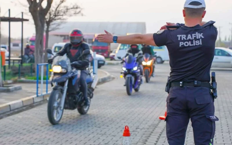 Kask takmayan 475 bin 976 motosiklet sürücüsüne işlem yapıldı