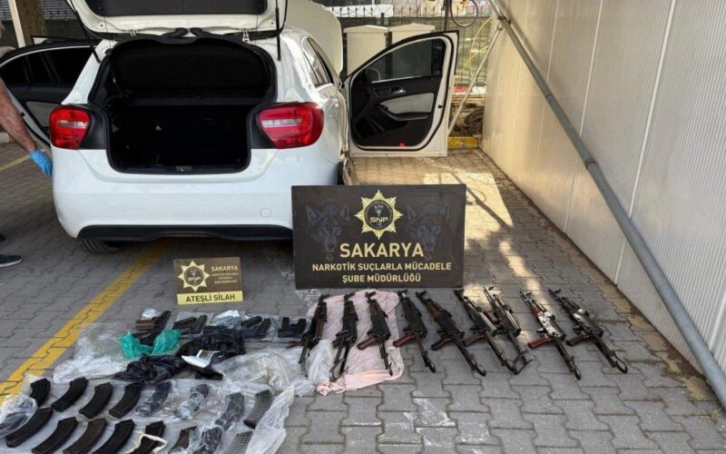 Kiralık araçta silahla yakalanan polisin de aralarında olduğu 3 şüpheli tutuklandı