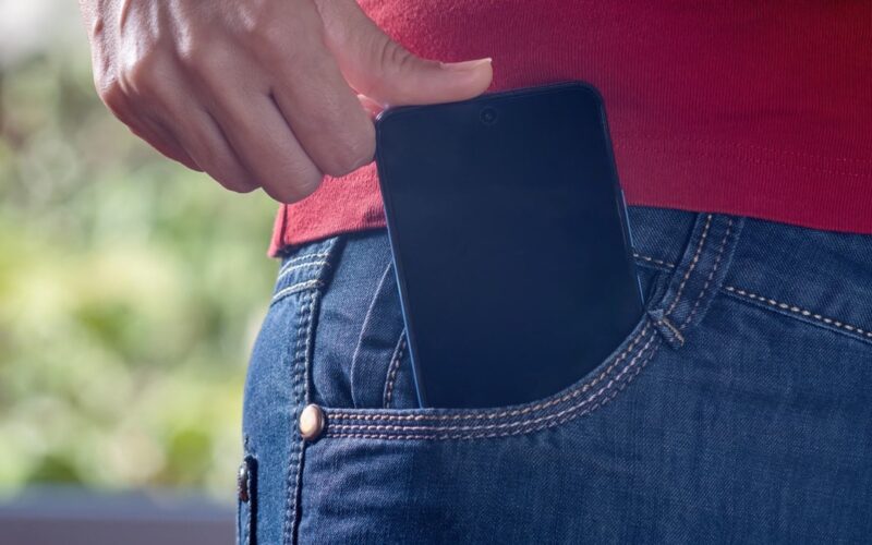 Erkekler aman dikkat: Telefonunuzu cebinizde taşımayın!
