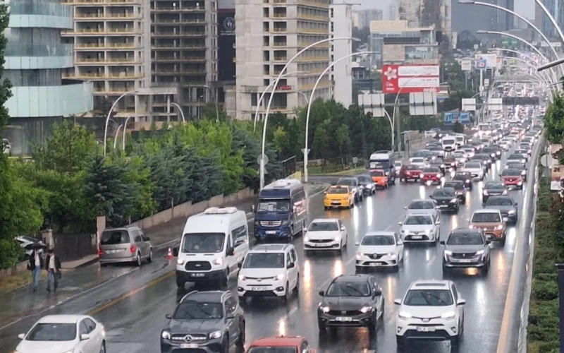 Ankara’da Yağış Trafikte Araç Kuyruklarına Neden Oldu