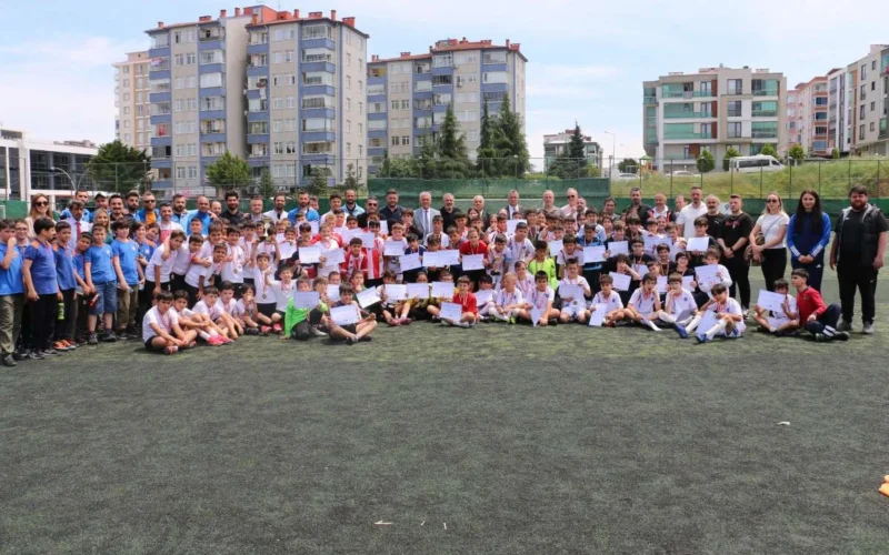 Atakumlu minik futbolcular sahada