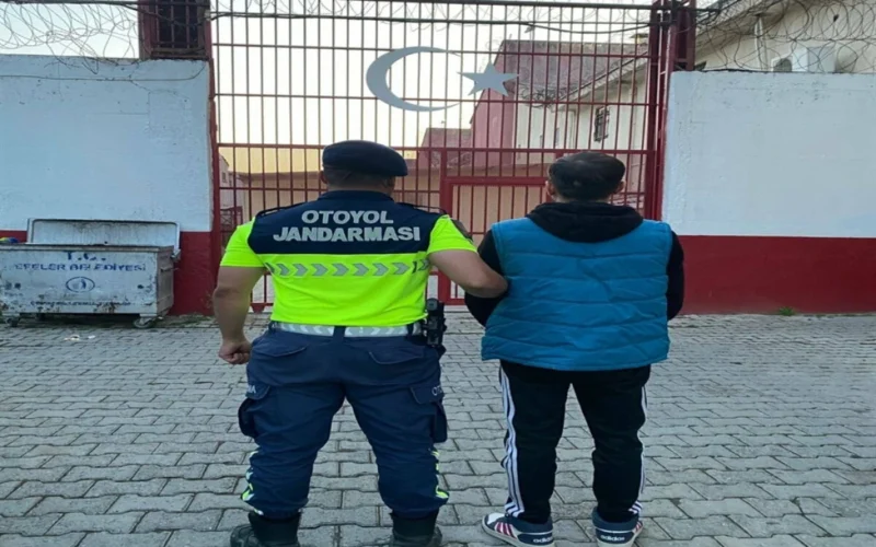 İzmir Otoyolunda 35 Kaçak Göçmen Yakalandı, PKK Üyesi Firari Tutuklandı