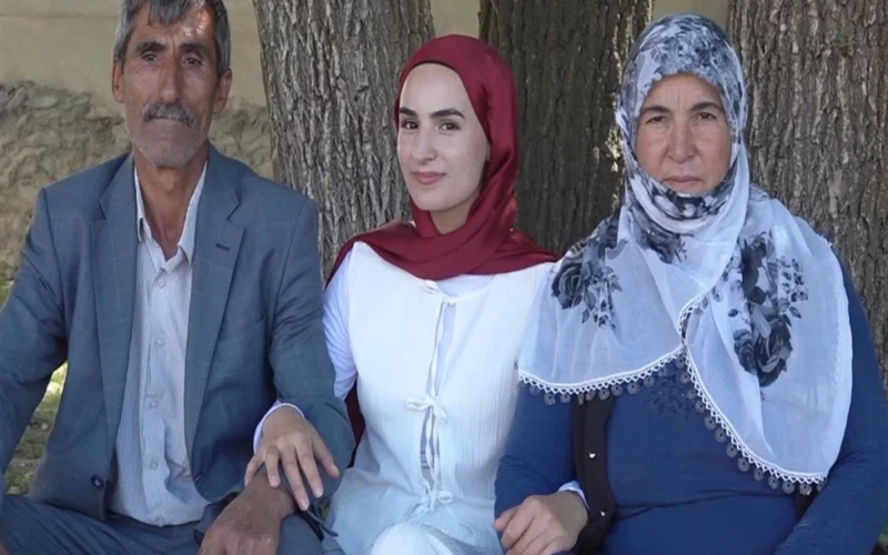YKS Çıkışı Babasının Çiçekleriyle Buluşan Genç Kızın Duygulandıran Anı Sosyal Medyada Viral Oldu