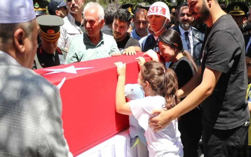 Elinde oyuncağı, şehit babasının tabutuna sarılıp gözyaşı döktü