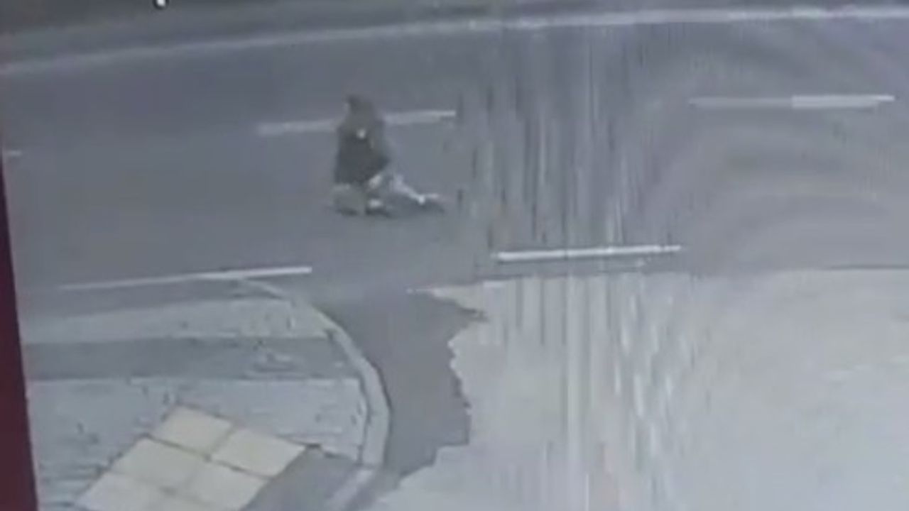 Servis minibüsünün kadına çarpıp, sürüklediği kaza kamerada