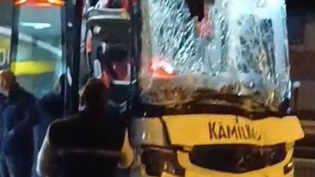 Yolcu otobüsü ile midibüs çarpıştı; 1 yaralı