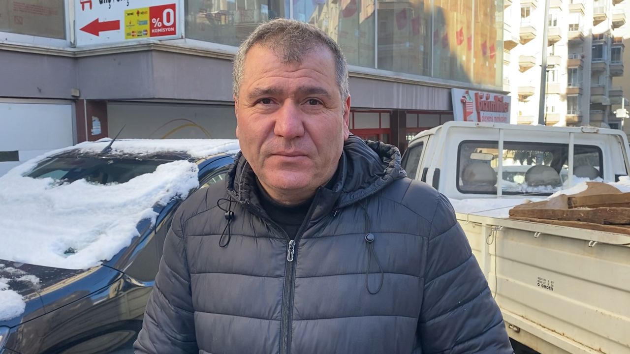 Buzlanan yolda 2 yıl üst üste park halindeki aracına çarptılar