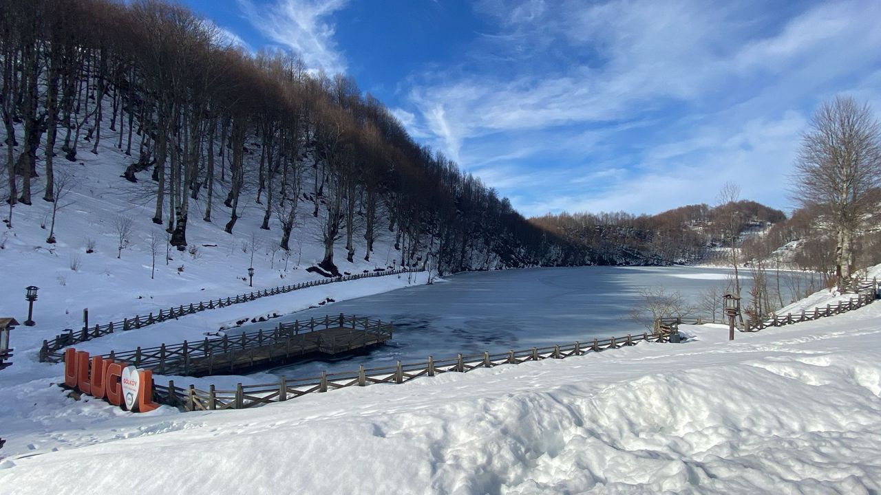 Ordu'daki Ulugöl buz tuttu
