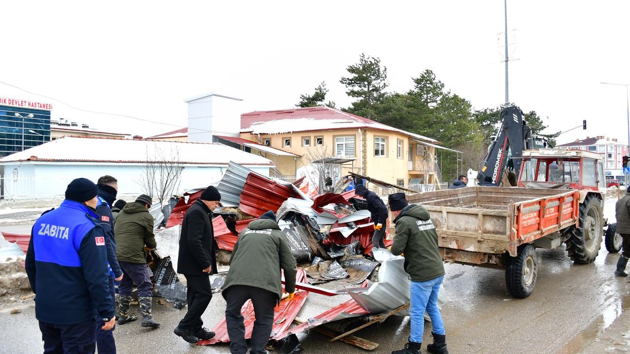 Samsun'da kuvvetli rüzgar, okulun çatısını uçurdu