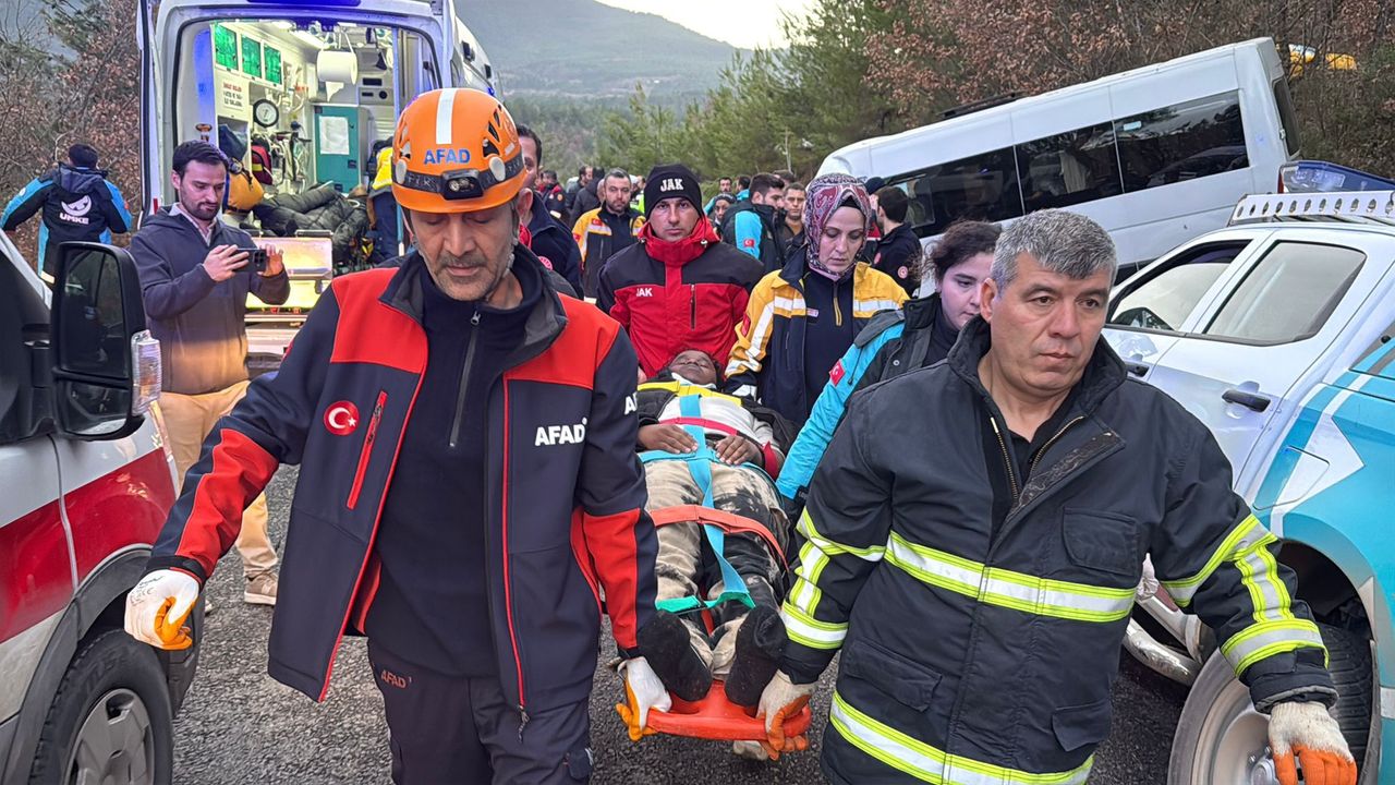 Senagalli öğrencileri taşıyan minibüs, alt yola uçtu: 17 yaralı