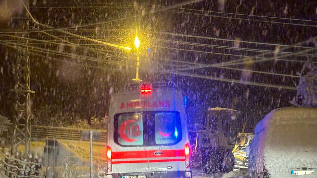 Yolu kardan kapanan köyde rahatsızlanan hasta için ekipler seferber oldu