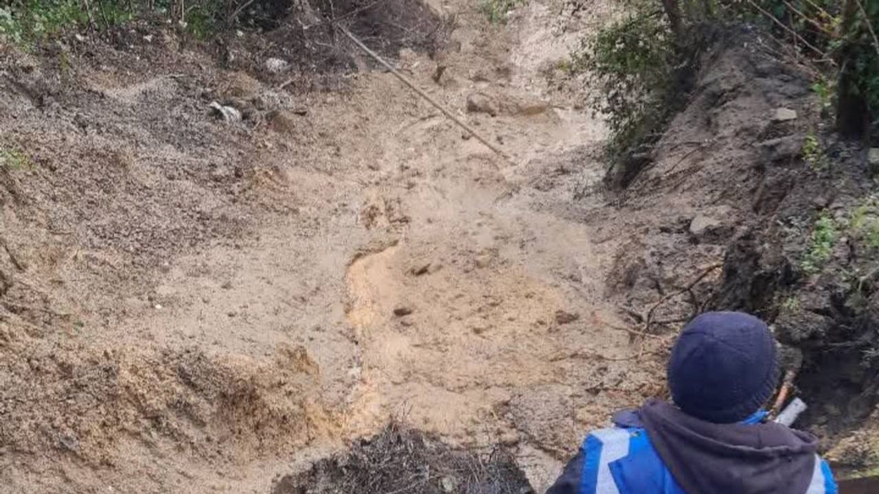 Zonguldak'ta heyelan; su borusu patladı, elektrik direkleri devrildi