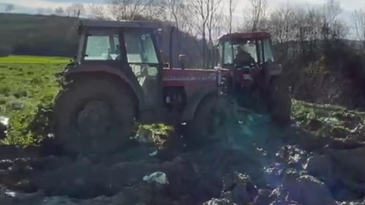 Çamura batan traktörü çıkarmak isteyen çiftçilerin 2 traktörü de çamura saplandı