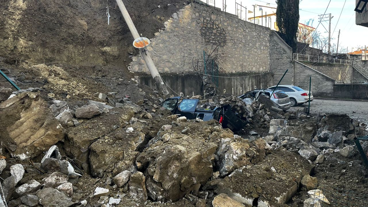 Kastamonu'da istinat duvarı çöktü