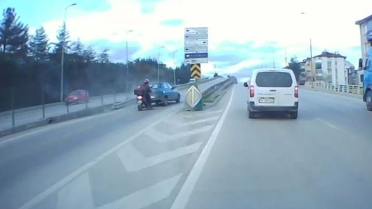 Otomobilin bariyere çarptığı kaza anı kamerada