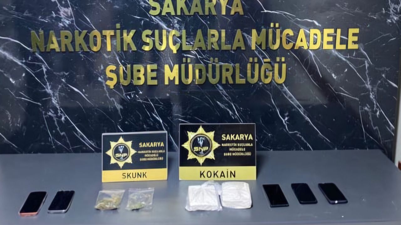 Sakarya'da otomobilde 1 kilo kokain ele geçirildi; 2 tutuklama