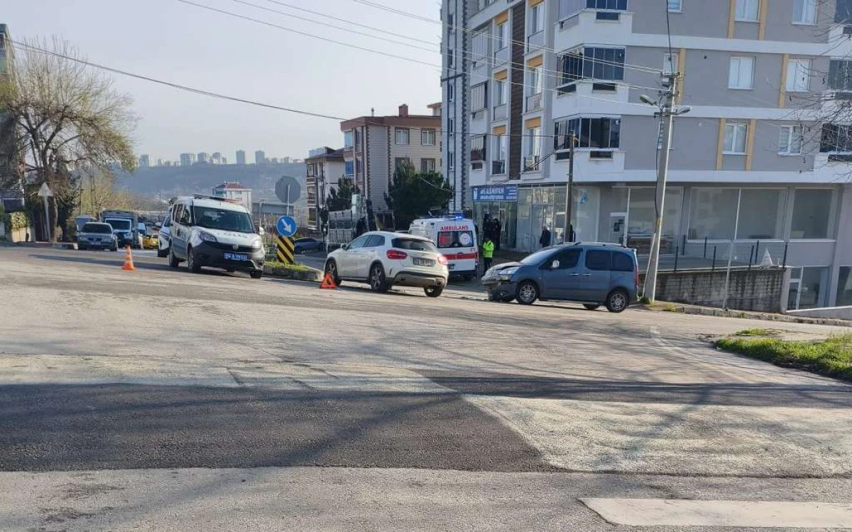 Samsun'da otomobil ile hafif ticari araç çarpıştı; 3 yaralı