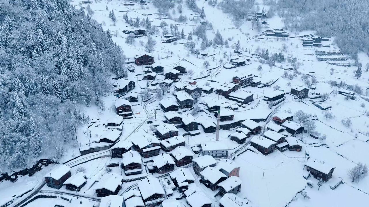 Uzungöl'de kar yağışı sonrası seyirlik manzaralar