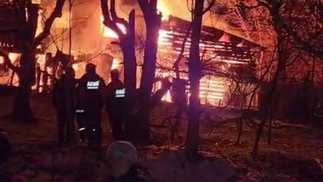 2 katlı ahşap ev ve odunluk yandı