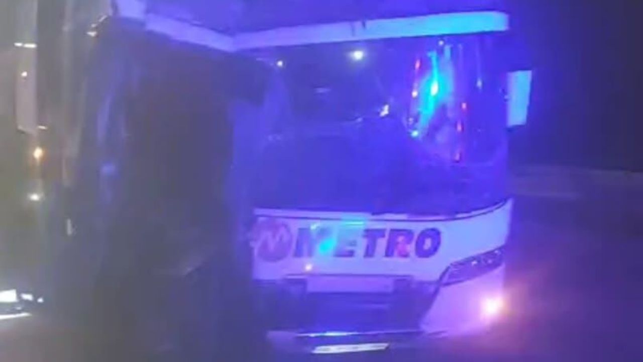 Amasya'da yolcu otobüsü, TIR'a çarptı; 11 yaralı