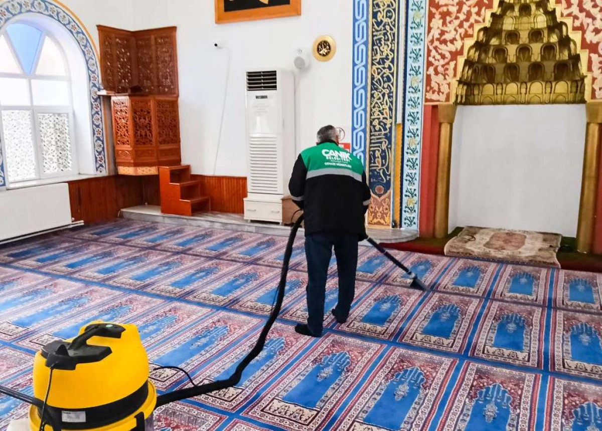 Canik'te Camiler Dip Köşe Temizleniyor