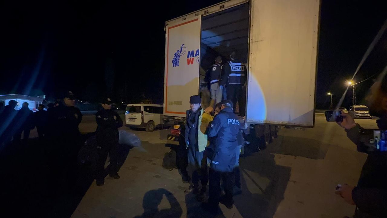 Durdurulan TIR'da 18 kaçak göçmen yakalandı