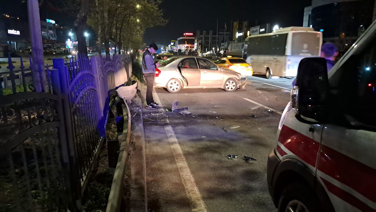 Otomobil refüjdeki bariyerlere çarptı: 2 yaralı