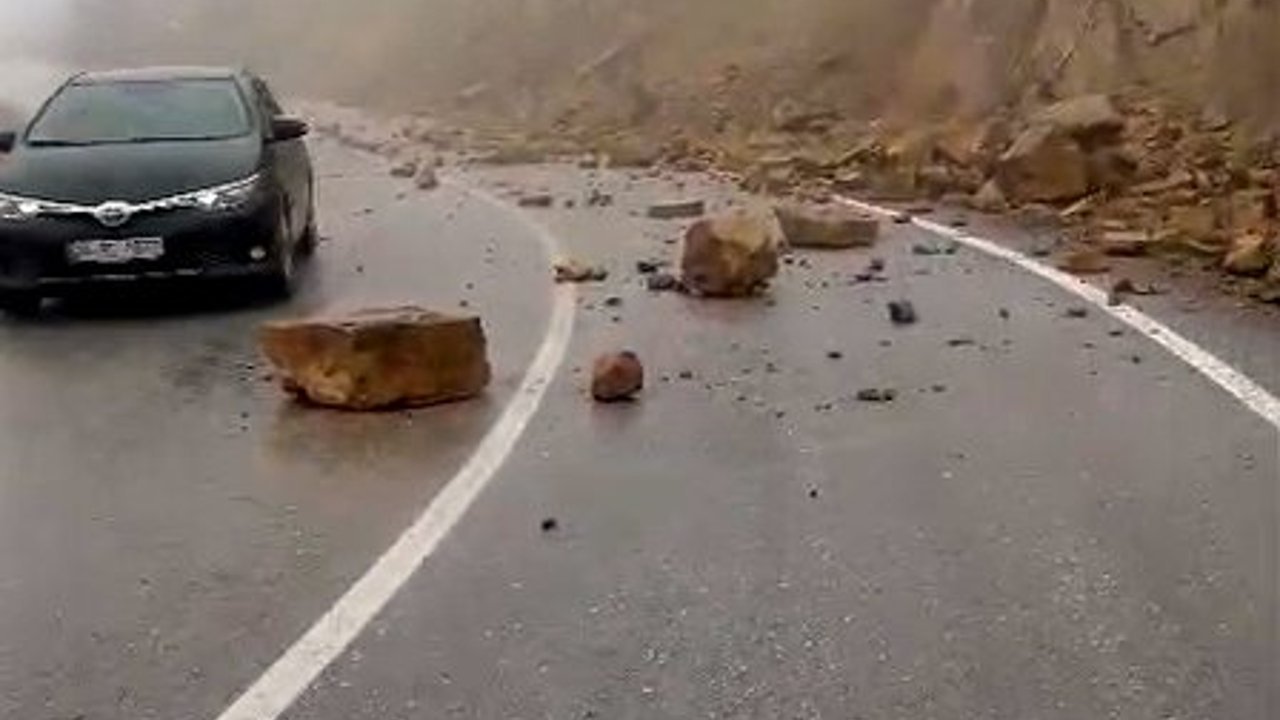 Tokat'ta yağış sonrası kaya parçaları yola yuvarlandı