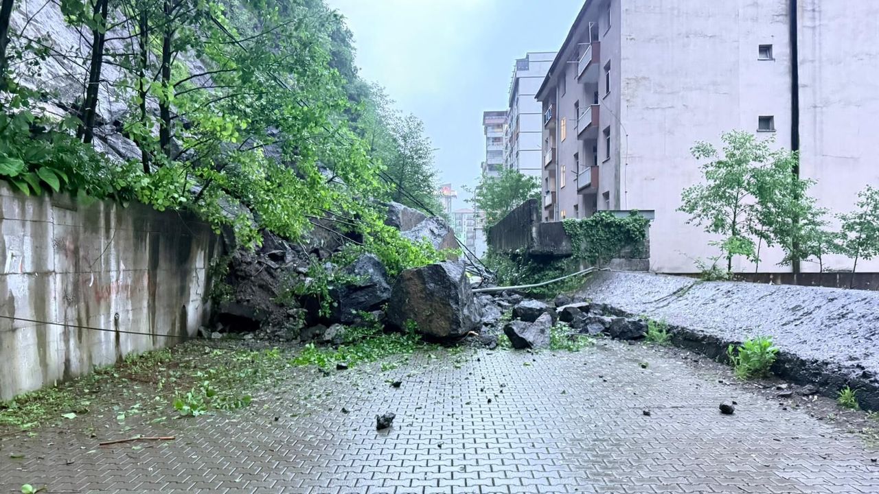 Artvin'de sağanak; dere taştı