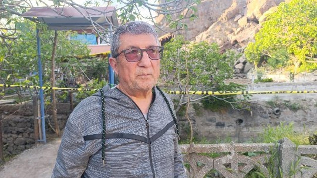 Yamaçtan kopan kaya parçaları evi kullanılamaz hale getirdi