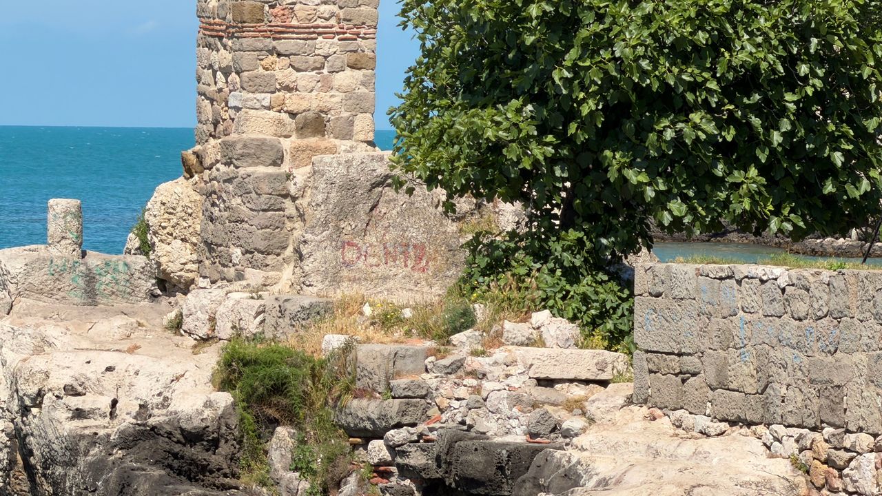 Amasra'da tarihi 'Direkli Kaya'ya boyayla zarar verdiler