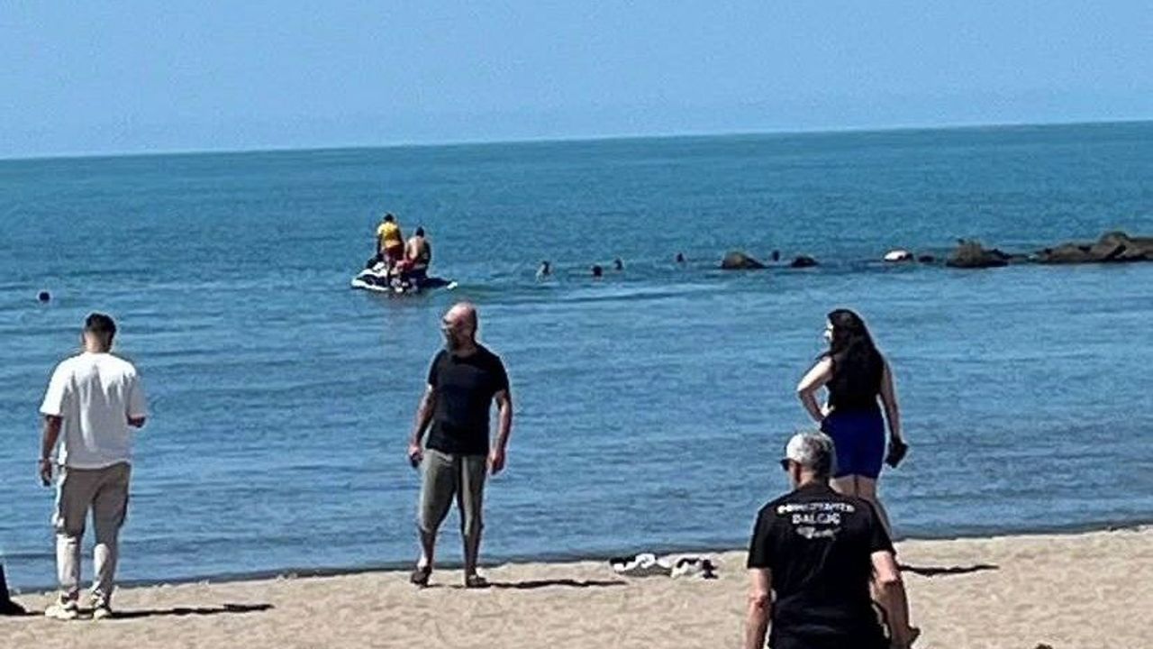 Denizde boğulma tehlikesi geçirdi, hastanede hayatını kaybetti
