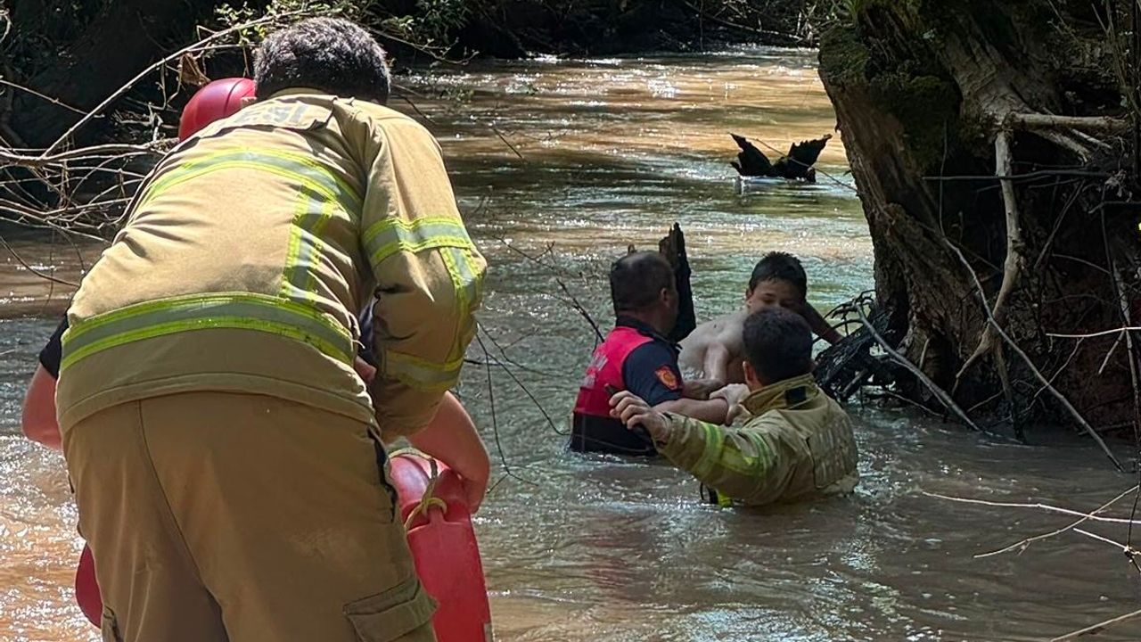 Derede akıntıya kapılan çocuğu itfaiye ekibi kurtardı