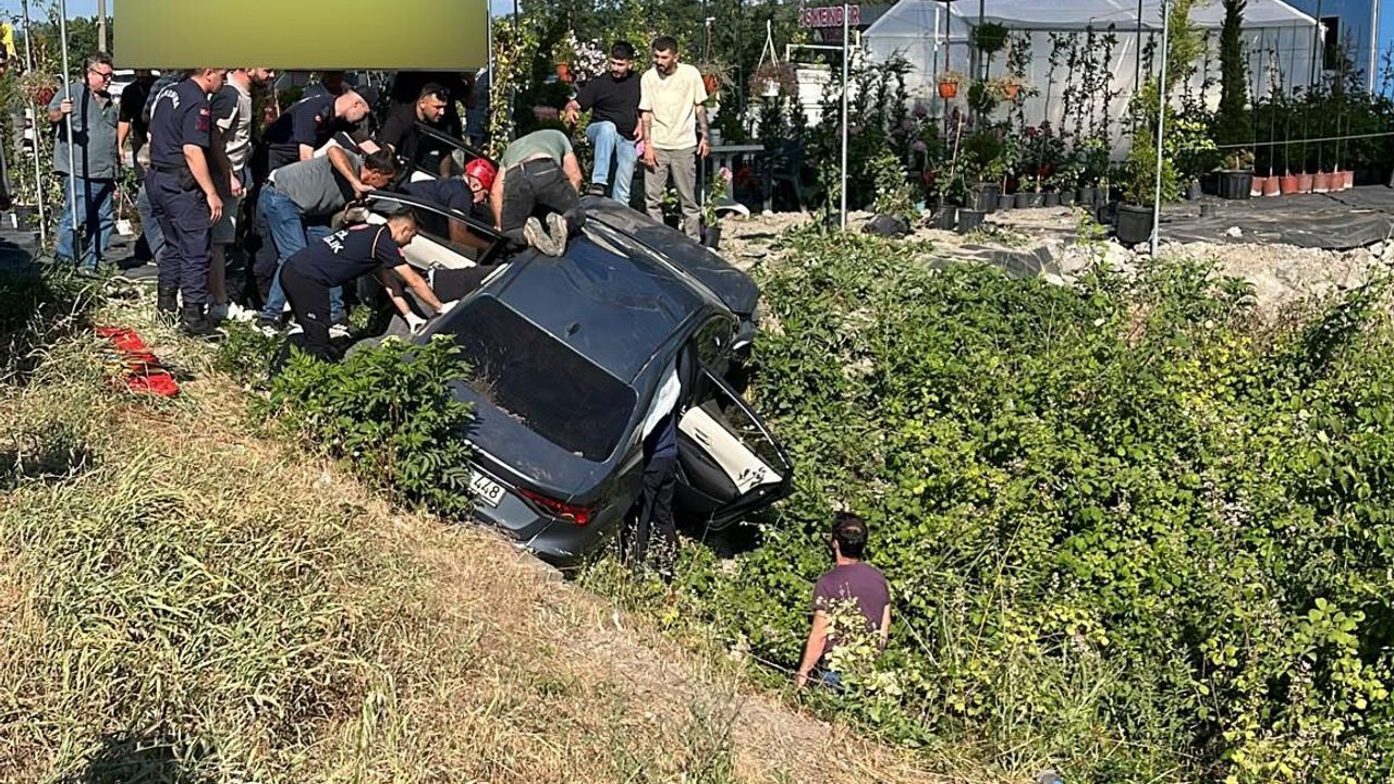 Otomobil su kanalına devrildi; anne ile kızı öldü