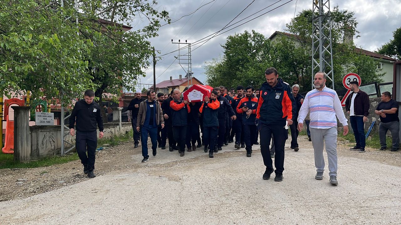 Yaşamını yitiren AFAD personelinin cenaze namazını babası kıldırdı