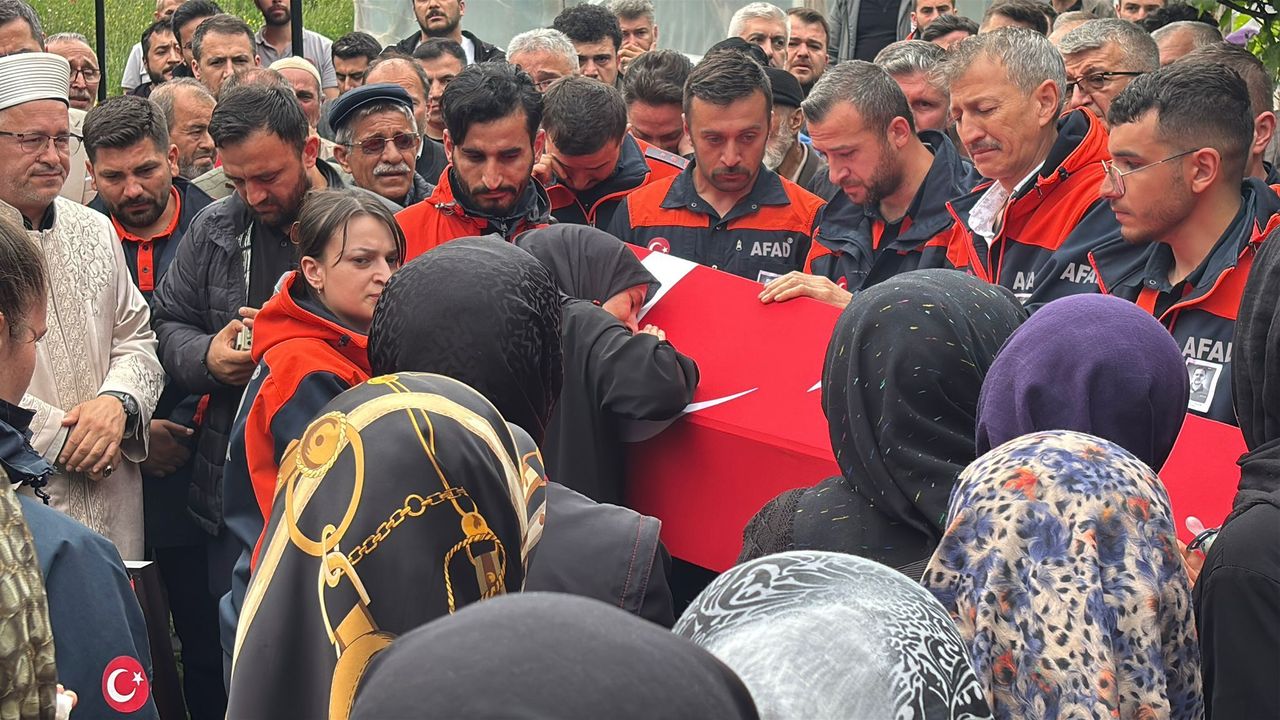 Yaşamını yitiren AFAD personelinin cenaze namazını babası kıldırdı/Ek Fotoğraflar