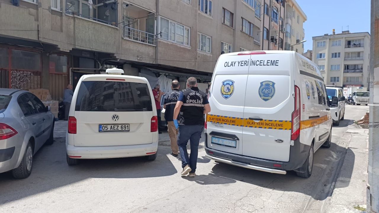 Odasında ölü bulundu