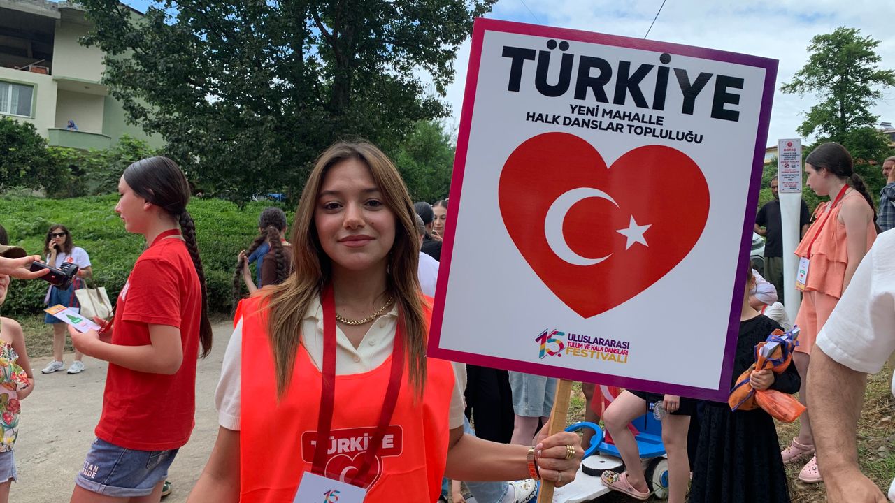Rize'deki festivalde 12 ülkeden katılımcılar tahta arabalarla yarıştı