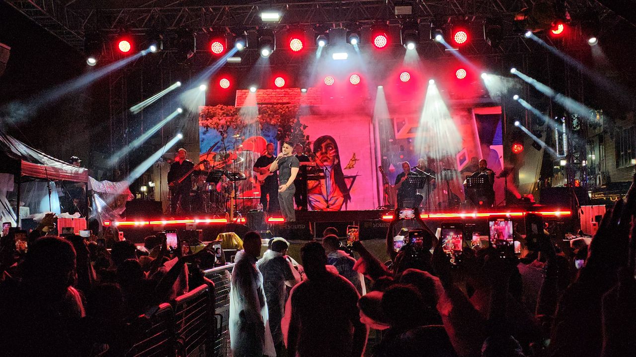 Semicenk konserine gelenler sağanak yağmura rağmen alandan ayrılmadı