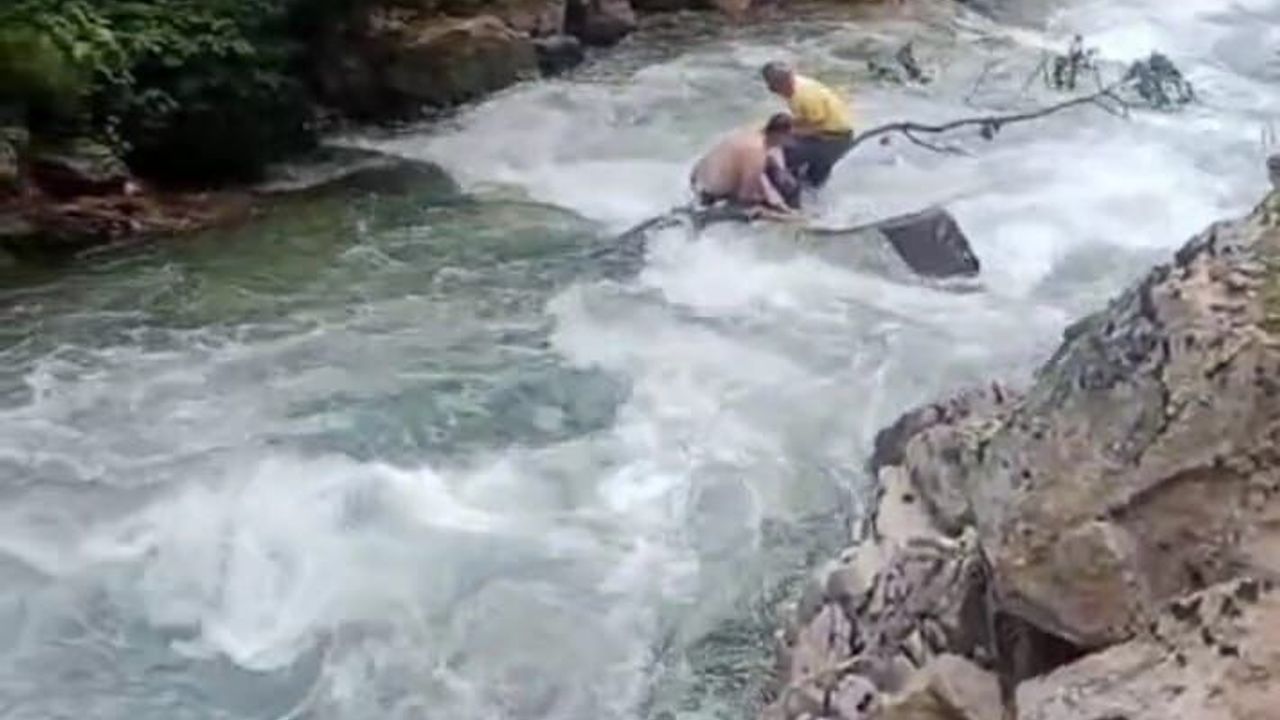 Suudi turist, fotoğraf çekilmek istediği derede boğuldu; o anlar kamerada