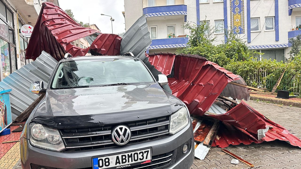 Artvin'de fırtınada uçan çatı 3 aracın üzerine düştü