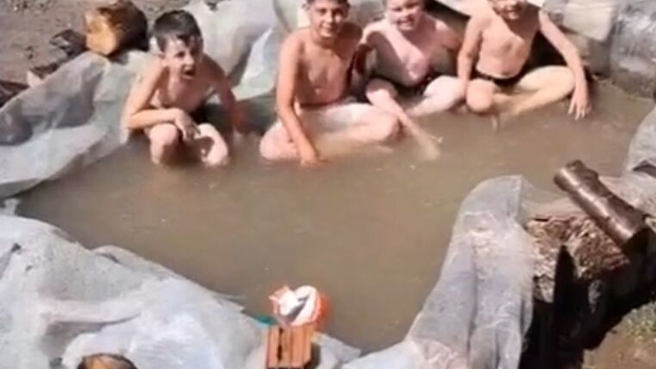 Çocuklar naylondan yaptıkları havuzda serinledi