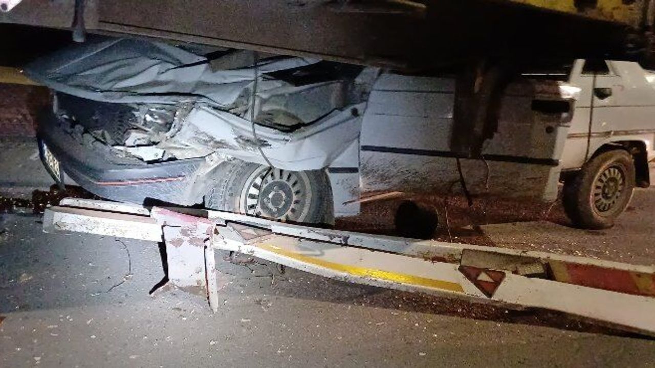 Otomobil, park halindeki TIR'a çarptı; alkollü sürücü yaralandı