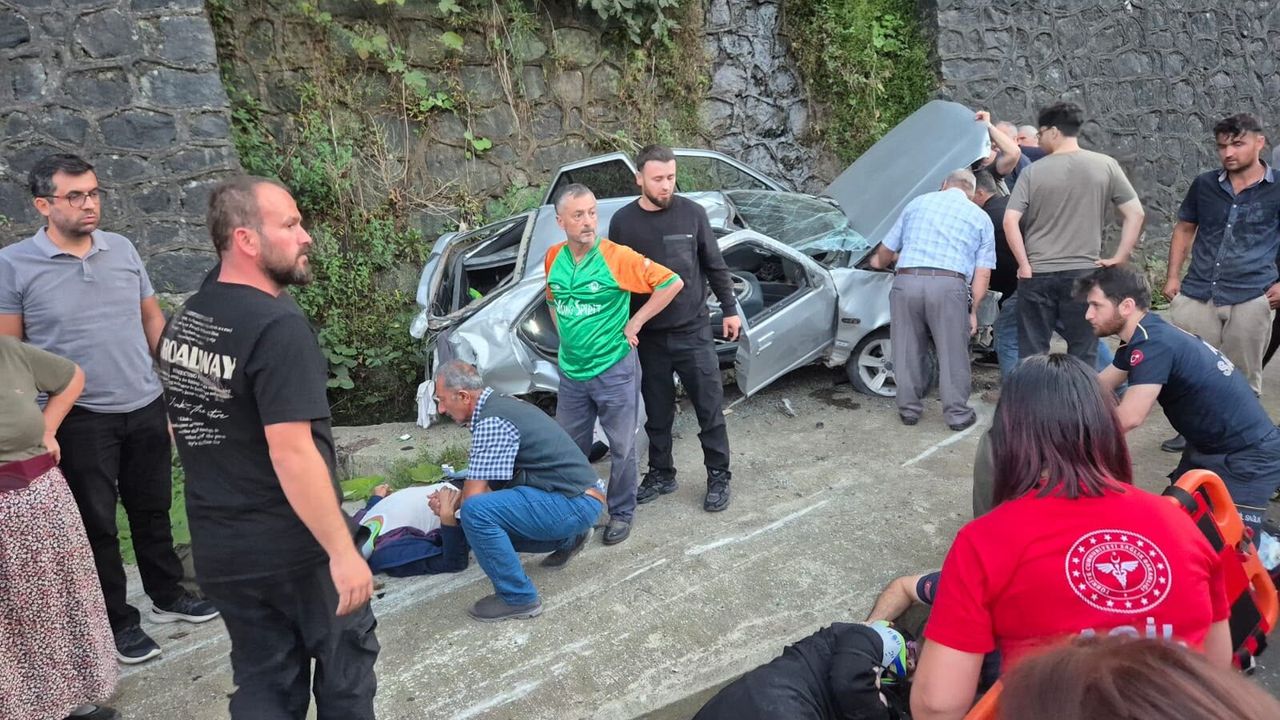 Artvin'de otomobil istinat duvarına çarptı: 3 yaralı